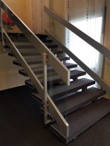 Treppe mit Teppichboden verlegt bei Firma Team77, Februar 2020